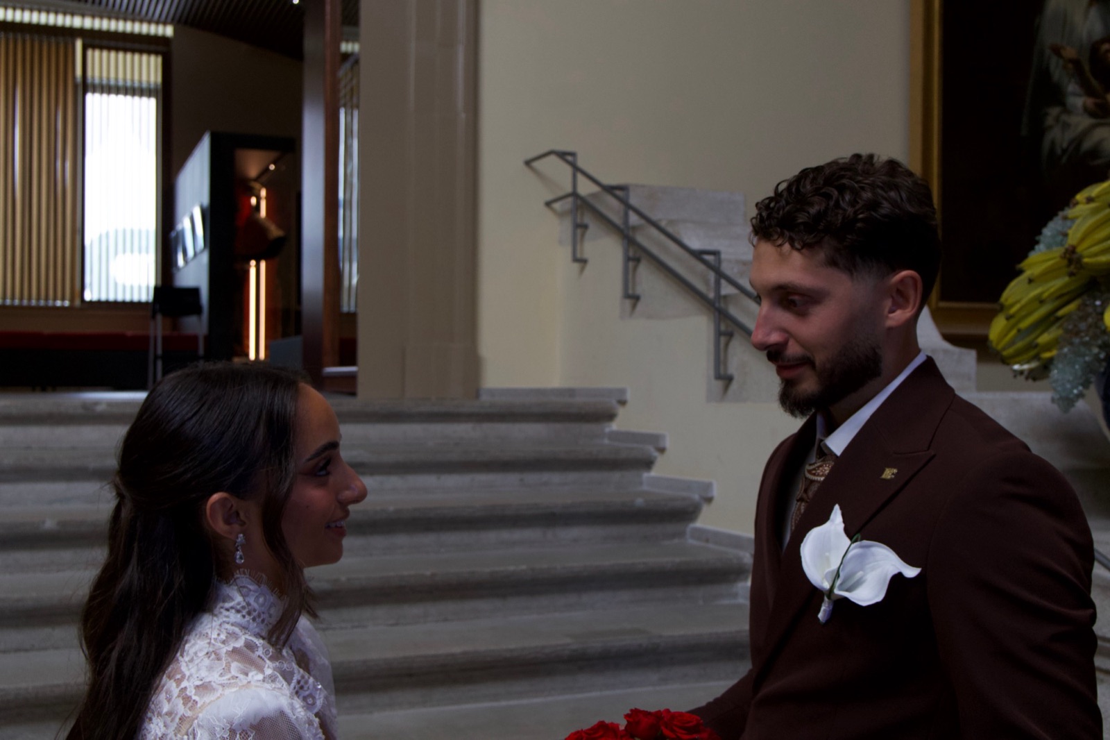 Marwan et Aaliyah se regardent avant la cérémonie