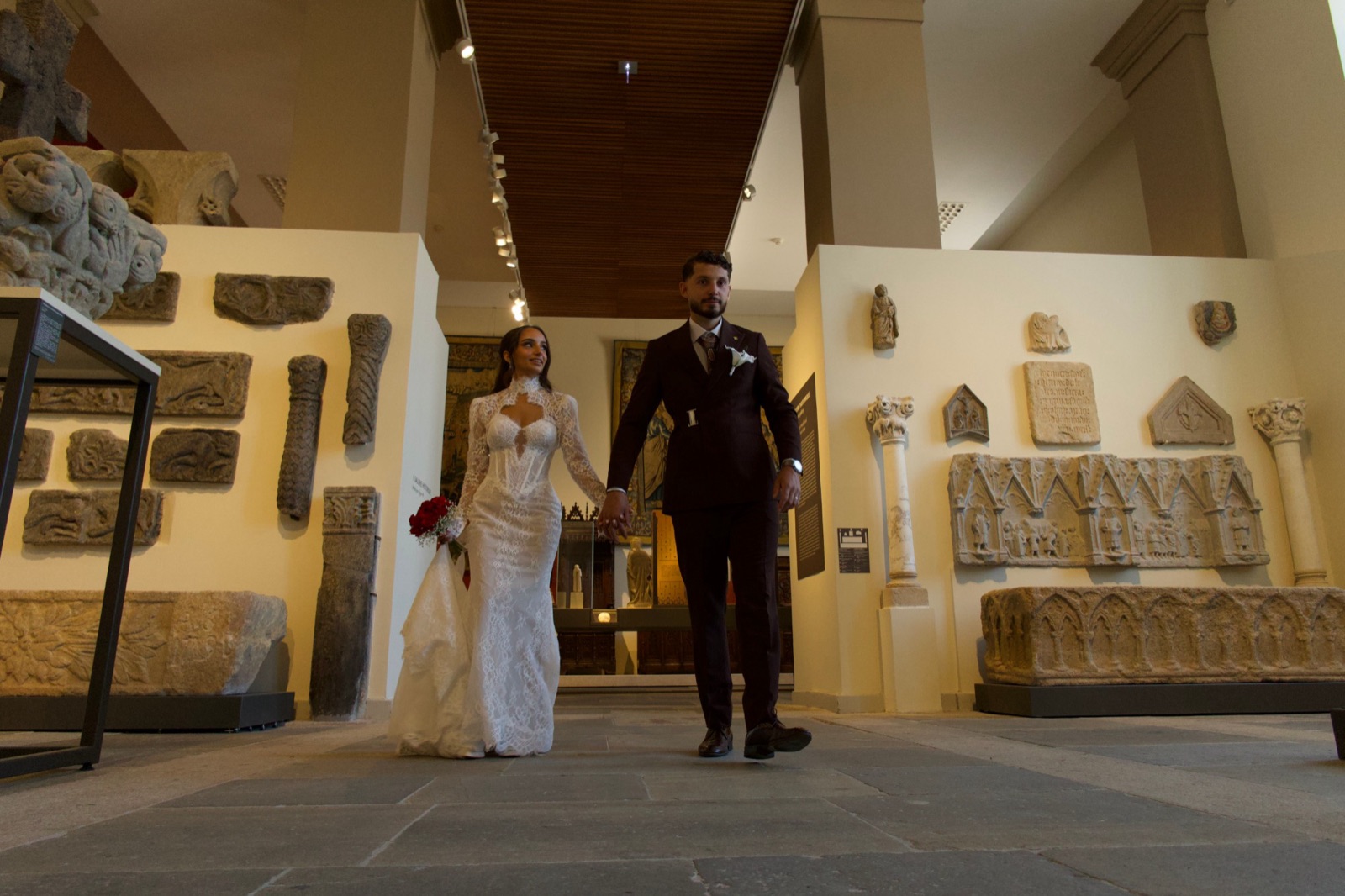 Les mariés traversant les salles du musée