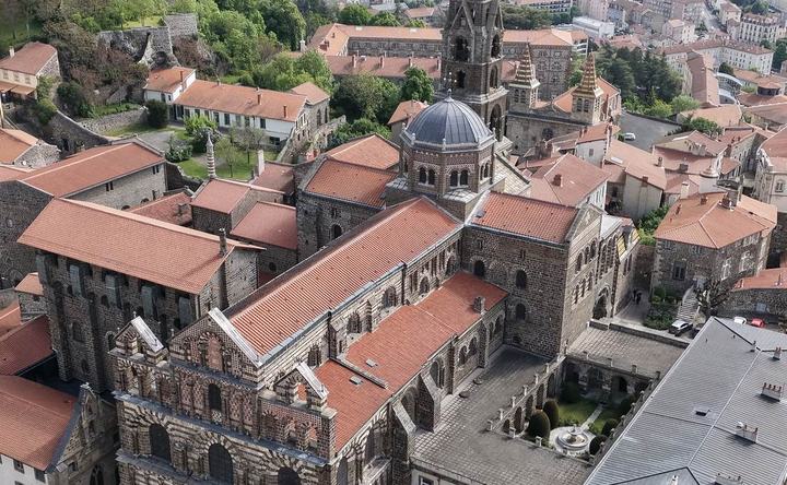 La cathédrale Notre-Dame du Puy-en-Velay vue par drone