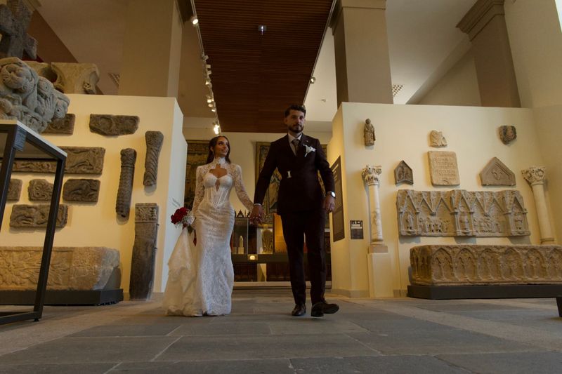 Marwan et Aaliyah, mariés, traversant les salles du musée