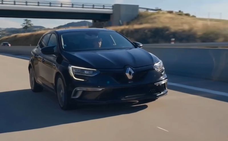 Renault Mégane 4 GT noire sur l'autoroute, image tirée du film